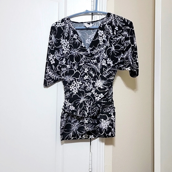 Black and white V neck shirt - Picture 1 of 5